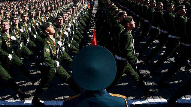 Soldados celebram o Dia da Vitória na praça Vermelha Em Moscou, na Rússia