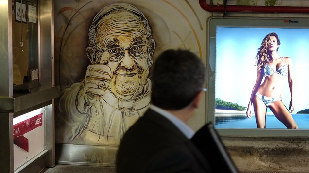 Pintura do artista francês Christian Guemy, representando o Papa Francisco na estação de metro Piazza di Spagna, em Roma