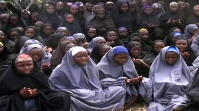 Vídeo divulgado pelo Boko Haram, que sequestrou mais de 200 jovens na Nigéria. As meninas feitas reféns vestem hijabs (trajes tradicionais islâmicos) enquanto conversam em local desconhecido