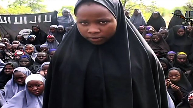Vídeo divulgado pelo Boko Haram, que sequestrou mais de 200 jovens na Nigéria, as meninas feitas reféns vestem hijabs (trajes tradicionais islâmicos) enquanto conversam em local desconhecido