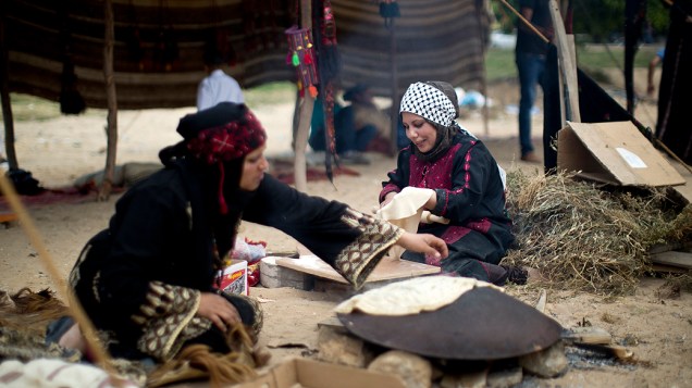 Palestinas assam pão em uma forma tradicional, na cidade de Gaza<br> 