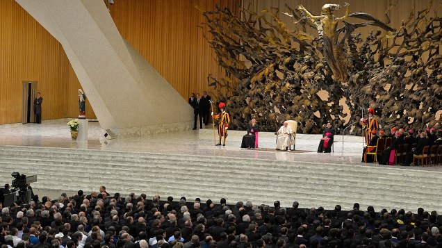Papa Francisco conversa com estudantes de Roma em encontro