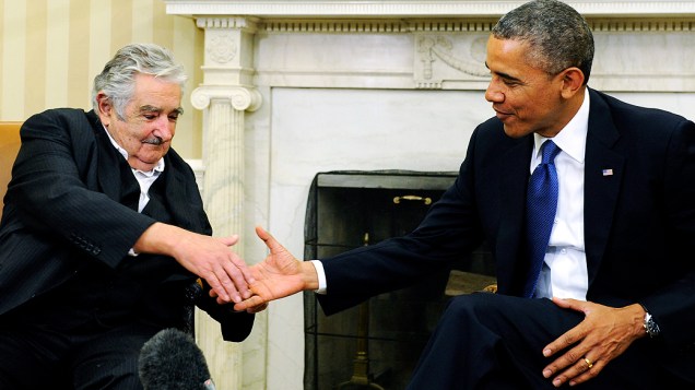 O presidente do Uruguai, José Mujica, cumprimenta  o presidente norte-americano Barack Obama, no Salão Oval, em Washington