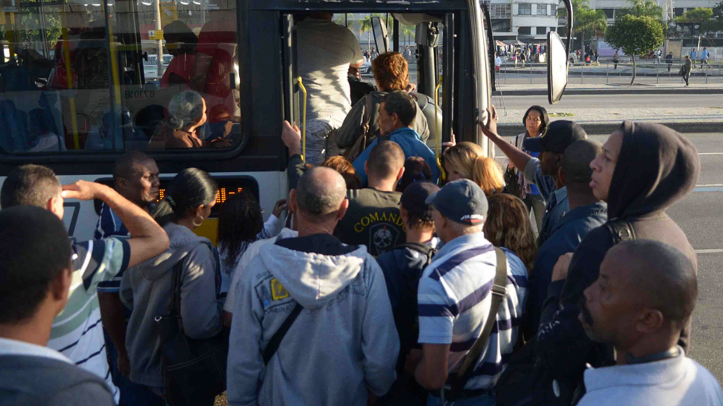 Movimentação na manhã desta terça-feira (13), na estação Central do Brasil no Rio de Janeiro, RJ, durante nova greve de motoristas e cobradores. A categoria reivindica reajuste salarial e melhores condições de trabalho