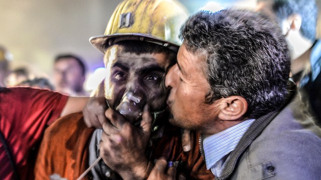 Homem beija seu filho, resgatado depois de uma explosão em uma mina de carvão em Manisa, na Turquia