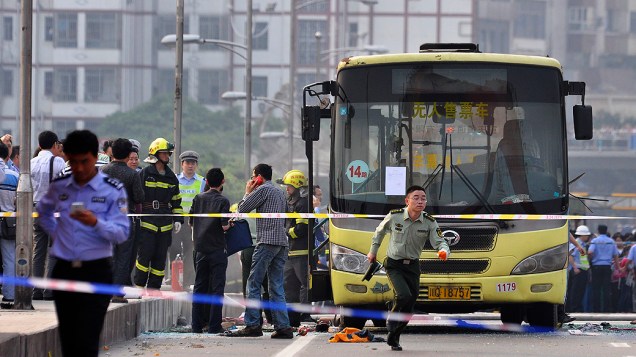 Um ônibus incendiado em uma ponte em Yibin, na província de Sichuan, na China, deixou uma pessoa morta e outras 77 ficaram feridas