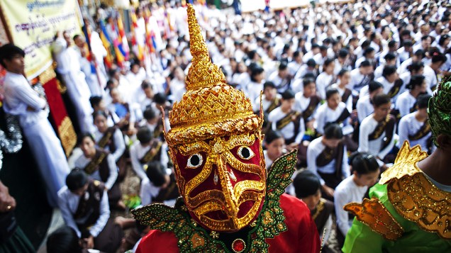 Devoto veste um traje tradicional durante Festival para marcar o aniversário de Buda, na cidade de Yangon (Myanmar)