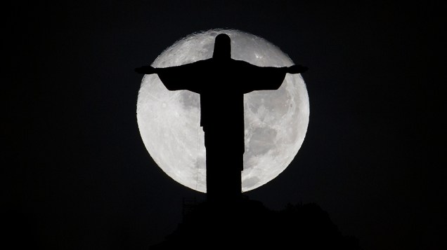 Silhueta da estátua do Cristo Redentor é fotografada na madrugada de terça-feira (13), no Rio de Janeiro