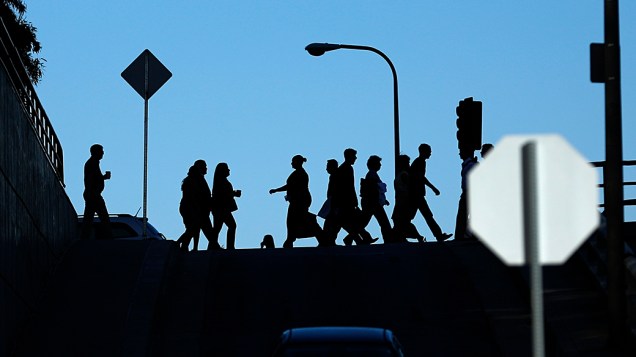 Pedestres caminham no centro de Los Angeles, na Califórnia