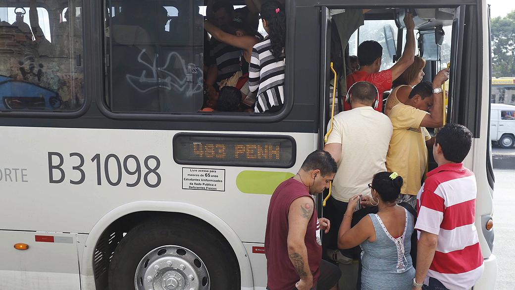 Passegeiros enfrentam longas filas em um ponto de onibus na Avenida Brasil no centro do Rio de Janeiro (RJ), na manhã desta quarta-feira (14), segundo dia de greve dos rodoviários