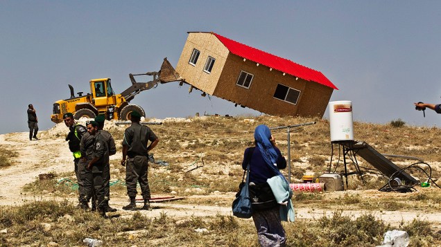 Policiais israelenses removem casa de assentamento judaico de Maaleh Rehavam, na Cisjordânia