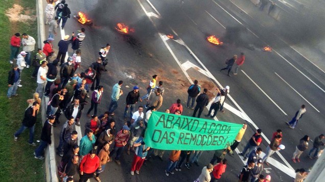 Manifestantes ligados à Ocupação Esperança, em Osasco (SP), realizam protesto na Rodovia Anhanguera, bloqueando a via sentido São Paulo, na altura do km 19, na manhã desta quinta-feira (15). O grupo colocou fogo em barreiros de pneus. O ato é parte de ações contra a Copa do Mundo