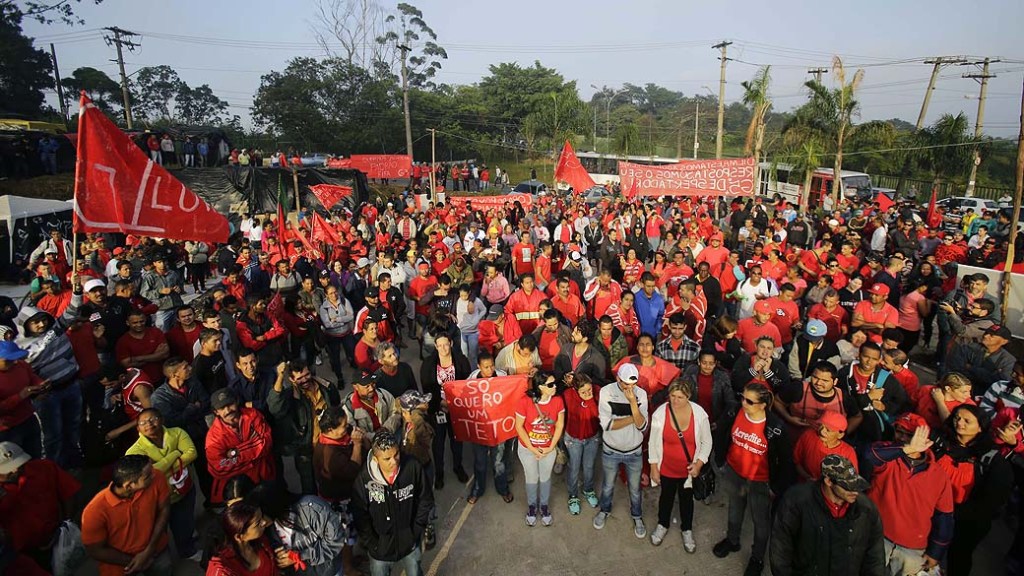 Sem-teto que vivem no acampamento Copa do Povo durante protesto nas proximidades do Itaquerão