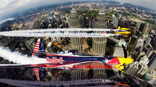 Nesta quinta-feira (15), aviões de acrobacia fazem performance com as torres Petronas ao fundo, em Kuala Lumpur, na Malásia