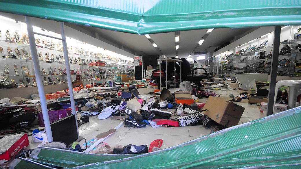 Cidade de Abreu e Lima decreta ponto facultativo após onda de saques. Pernambuco enfrenta greve de policias militares e bombeiros