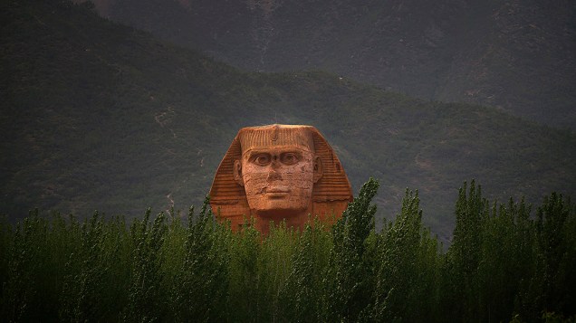 A cabeça de uma réplica em escala real de uma Esfinge, parte de um parque temático inacabado que também irá acomodar a produção de filmes, programas de televisão e animação, nos arredores de Shijiazhuang, na China