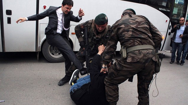 Manifestante é agredido por Yusuf Yerkel, assessor do primeiro ministro da Turquia Tayyip Erdogan, durante um protesto contra a visita de Erdogan em Soma, um distrito na província ocidental de Manisa 