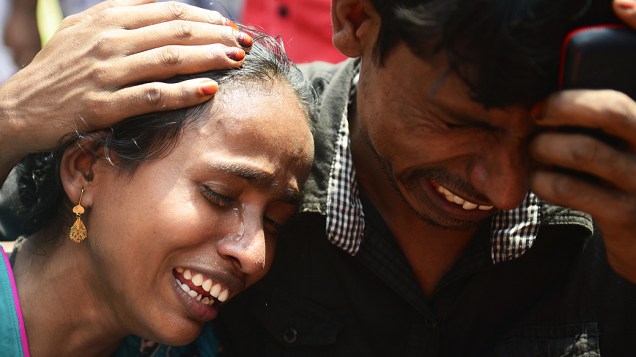 Casal chora às margens do rio Meghna, em Bangladesh. Equipes de resgate recuperaram pelo menos 22 corpos, depois que uma balsa naufragou durante uma tempestade na madrugada de sexta-feira (16)