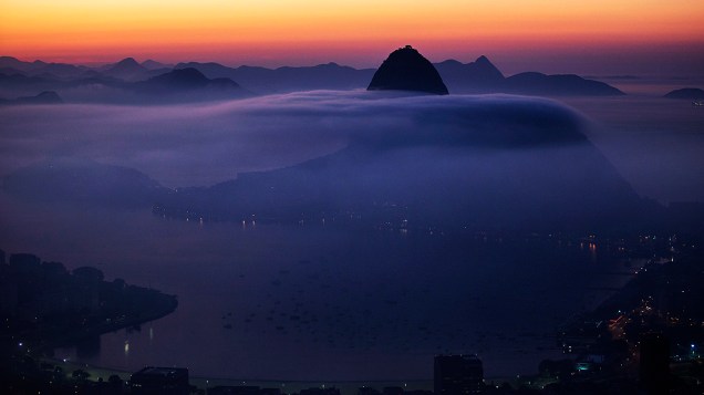 O Pão de Açúcar, no Rio de Janeiro é fotografado parcialmente coberto por neblina, na sexta-feira (16)
