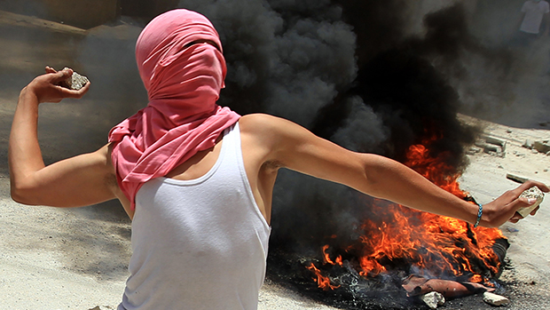 Na Cisjordânia, palestinos entraram em confronto contra policiais israelenses durante na cidade de Kafr Aqba