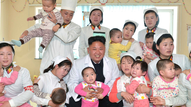 O ditador norte-coreano, Kim Jong-Un, durante visita a um hospital em Pyongyang