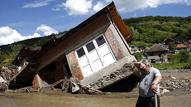 Homem em área devastada por enchente na vila de Krupanj, oeste de Belgrado. Dezenas de pessoas morreram devido às chuvas na Sérvia