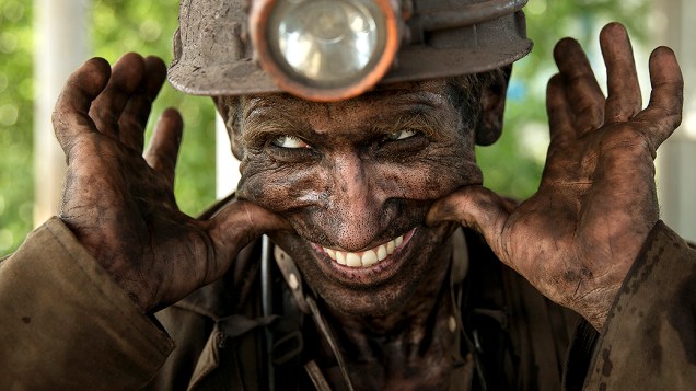 Mineiro, sorri depois de terminar seu turno em uma mina de carvão nos arredores de Donetsk, na Ucrânia