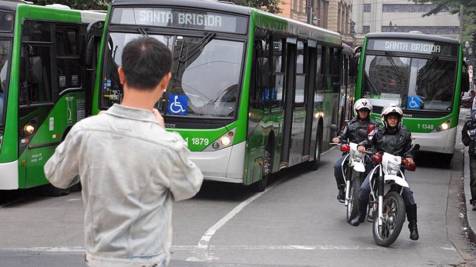 Motoristas e cobradores de ônibus da empresa Santa Brigida, durante manifestação por melhores condições de trabalho e aumento salarial