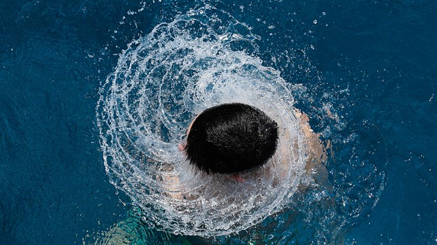 Menino mergulha em piscina olímpica pública em Berlim, na Alemanha