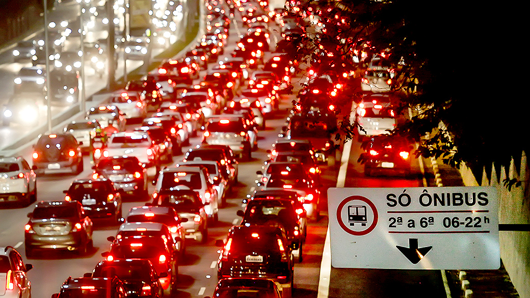 Trânsito carregado na Avenida 23 de Maio, em São Paulo
