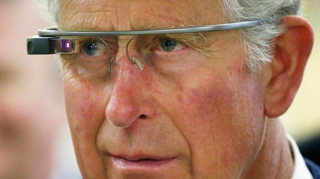 Príncipe Charles, fotografado experimentando o Google Glass durante visita ao Centro de Inovação de Winnipeg, no Canadá