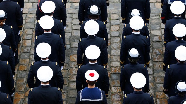 Membros da marinha francesa participaram de uma cerimônia no pátio dos Invalides, em Paris