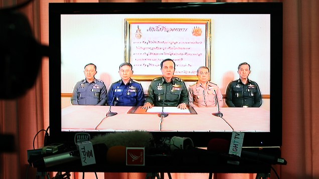Chefe do Exército tailandês, general Prayuth Chan-Ocha, centro, e outros altos oficiais são mostrados na televisão anunciando o golpe militar em Bangcoc
