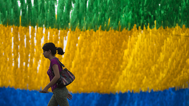 Em Manaus, mulher caminha em rua decorada para a Copa do Mundo próximo à Arena da Amazônia