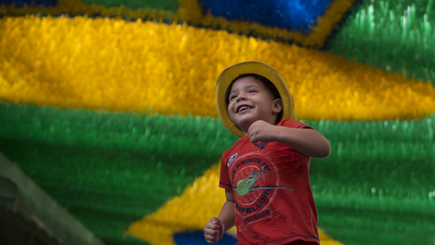 Menino fotografado em Manaus em uma rua decorada para a Copa do Mundo próxima à Arena da Amazônia