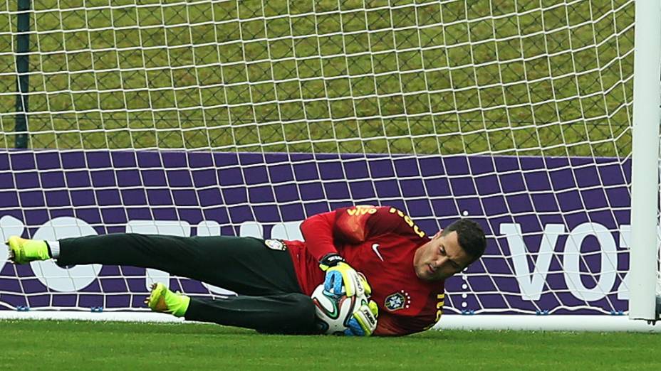 O goleiro Julio César durante o treinamento na Granja Comary, nesta terça-feira (27)