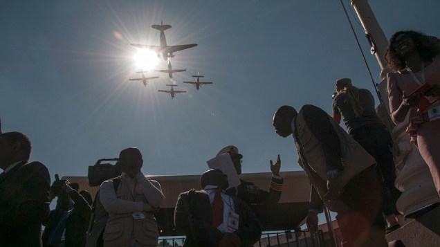 Aviões da Força Aérea da África do Sul sobrevoam um prédio da união em Pretória durante a cerimônia de reeleição do presidente Jacob Zuma