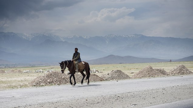 Homem à cavalo na estrada de Bagram, no Afeganistão
