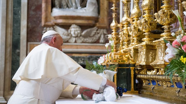 O papa Francisco retorna ao Vaticano após viagem oficial ao Oriente
