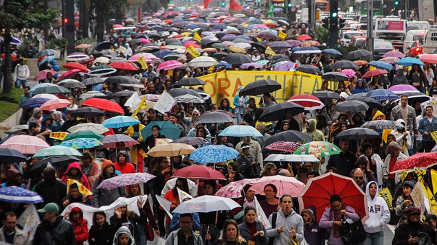 Professores da rede municipal de ensino, que permanecem em greve, seguem  em passeata pela Avenida Paulista rumo à sede da Prefeitura, na região do   Viaduto do Chá no centro de São Paulo
