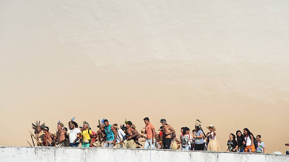 Indígenas de diferentes grupos étnicos protestam na sede do Congresso Nacional, em Brasília. A manifestação tem como objetivo chamar a atenção sobre a situação da Amazônia