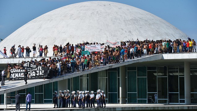 Índios protestam sobre o teto do Congresso Nacional, em Brasília