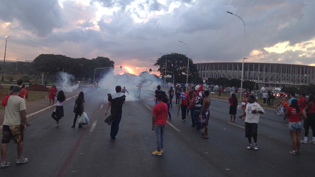 índios se juntam a protesto contra a Copa e entram em confronto com a polícia em Brasília