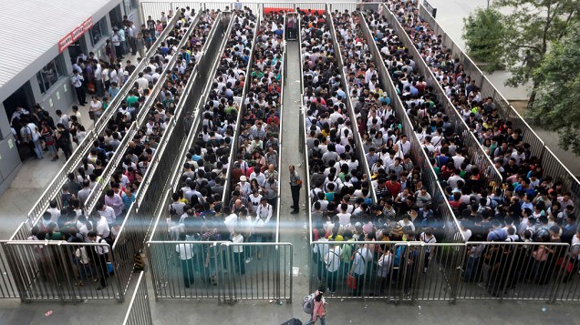 Passageiros esperam para verificação de segurança  na estação de trem de Tiantongyuan, em Pequim, na China, nesta terça-feira (27)