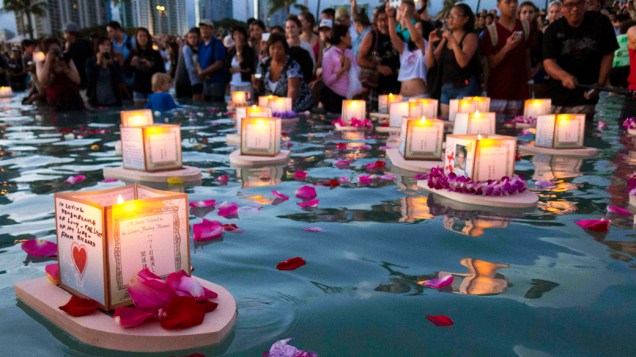 Lanternas foram lançadas por budistas para honrar as vítimas da guerra, fome e desastres naturais no Memorial Day, em Honolulu, no Havaí (EUA)
