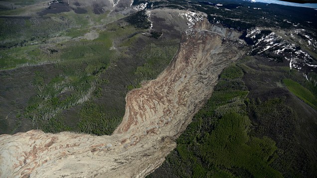  Imagem aérea divulgada nesta terça-feira (27), mostra o deslizamento de terra que deixou um rastro entre floresta no condado de Mesa, no Colorado (EUA)