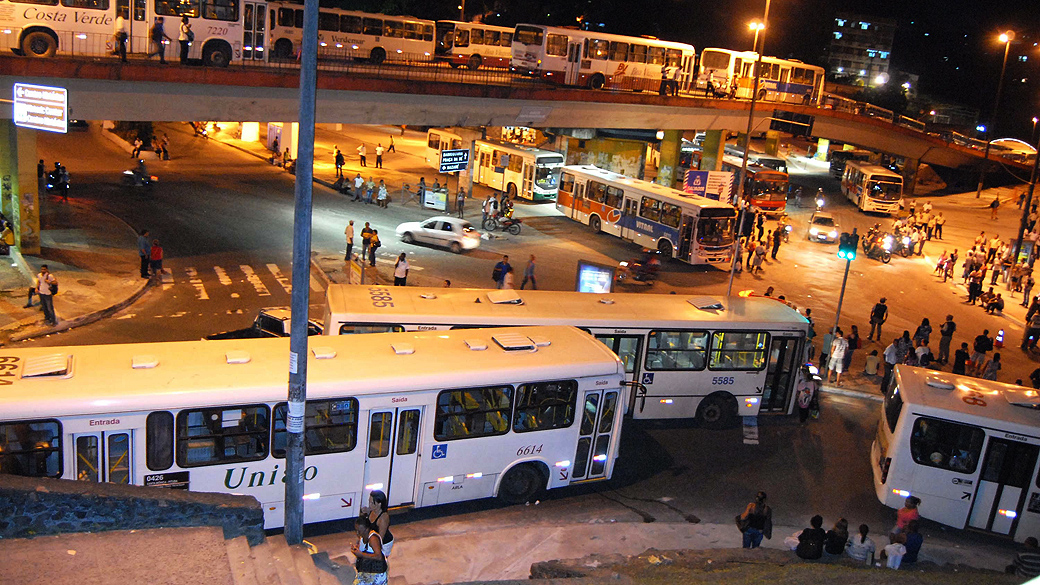 Em protesto, rodoviários param ônibus em vários pontos de Salvador. Apesar do acordo firmado entre o sindicato dos rodoviários e entidades patronais, motoristas e cobradores cruzaram os braços