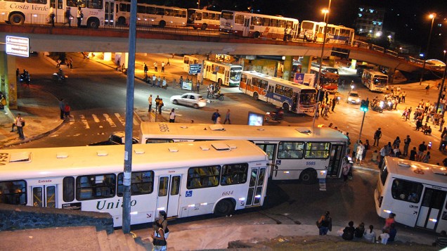 Em protesto, rodoviários param ônibus em vários pontos de Salvador. Apesar do acordo firmado entre o sindicato dos rodoviários da Bahia e entidades patronais para evitar a greve de ônibus prevista para esta terça-feira (27), um grupo de rodoviários não concordou com a proposta aprovada