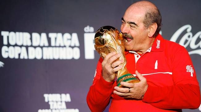 O ex-jogador Roberto Rivellino com a taça da Copa no Shopping Itaquera (zona leste de SP), na manhã desta quinta-feira (29)