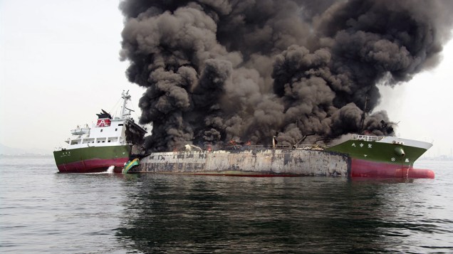 Um petroleiro explodiu perto do porto de Himeji, na cidade de Hyogo, no Japão, deixando quatro tripulantes gravemente feridos e o capitão desaparecido